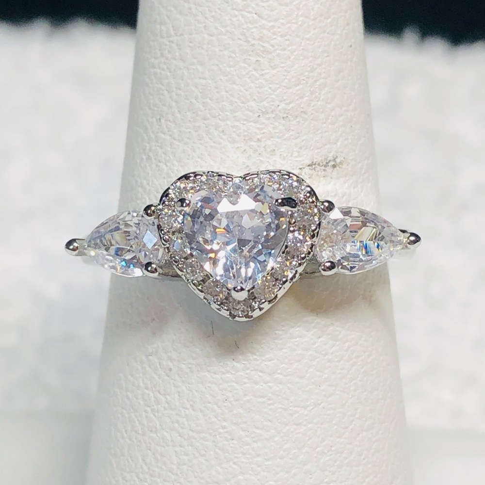 💍Sterling heart ring with pear side stones -STUNNING